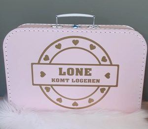 Geboortexpress.nl Koffertje met naam *Komt logeren hartjes* diverse kleuren
