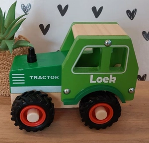 Geboortexpress.nl Houten tractor met rubberen wielen (met naam)