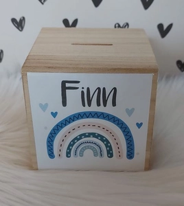 Geboortexpress.nl houten spaarpot met naam (en datum) regenboog blauw