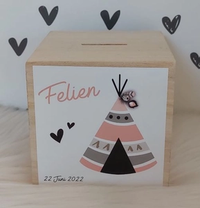Geboortexpress.nl houten spaarpot met naam (en datum) tipi tent roze
