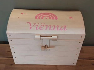 Geboortexpress.nl Naturel houten schatkist met naam ''Regenboog'' diverse kleuren