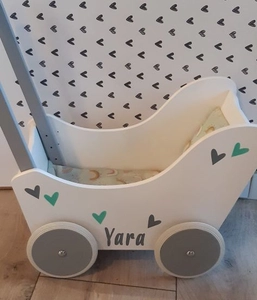 Geboortexpress.nl Wit met grijs houten poppenwagen met naam en mint/grijze hartjes
