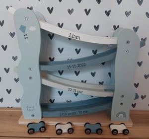 Geboortexpress.nl ''Label Label houten autoglijbaan blauw (met geboortegegevens)