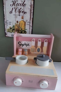 Geboortexpress.nl ''Label Label'' houten kookfornuis roze (met naam)