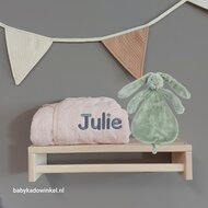 Keuze uit meerdere kleuren badjasjes en knuffeldoekjes, comp Badjasje met knuffeldoekje Rabbit Richie kraamcadeau met naam