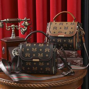 Exquisite handbag NO 1 Hoogwaardige klassieke effen schoudertas met textuur voor dames in een niche-crossbodytas, modieuze kleine vierkante tas lichtbruine kleur