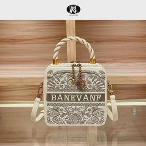 VantaGoods 2024 Lente/Zomer Geborduurde Parfumtassen: Trendy, populaire schouder- en crossbodytassen voor dames zwart