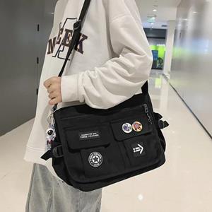 Warm clothes family Harajuku Heren Nylon Crossbody Tassen voor Vrouwen Messenger Bag Meisjes Schoolboeken Tassen Jeugd Canvas Handtassen Schoudertas Sac Bolsas No astronaut doll beige