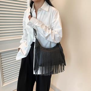 Warm clothes family PU Eenvoudige Messenger Bag Grote Capaciteit Vrouwen Kwastjes Schoudertas Minimalistische Franje Hobo Tas Verstelbare Band voor Buitenreizen lichtbruine kleur