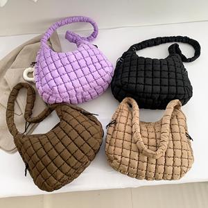 Warm clothes family Vrouwen Stijlvolle Pendeltassen Grote Capaciteit Gewatteerde Casual Satchel Tas Mode Gewatteerde Sling Bag Puffer Schoudertassen beige