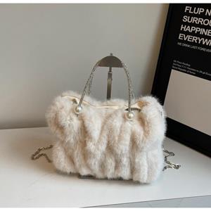 Warm clothes family Pluche tas dames herfst en winter 2024 nieuwe veelzijdige ketting messenger bag dames fluffy forensen geplooide tas zwart