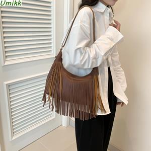 Warm clothes family PU Eenvoudige Messenger Bag Effen Kleur Vrouwen Kwastjes Schoudertas Minimalistische Franje Hobo Tas Verstelbare Band voor Feestvakantie lichtbruine kleur