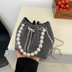 Sports Trend Bag Parelhandtas, modieuze schoudertas met felle diamanten voor dames, netrood, buitenlandse stijl ketting, crossbody bucket bag one size wit