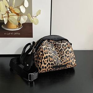 Best Shoe Boutique Klassieke retro niche luipaard print dames gepersonaliseerde schuine span tas 2024 nieuwe dames tas mode casual schoudertas zwart