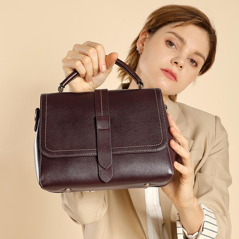 Sports Trend Bag Modieuze schoudertas van plantaardig gelooid rundleer met een hoge capaciteit voor dames.