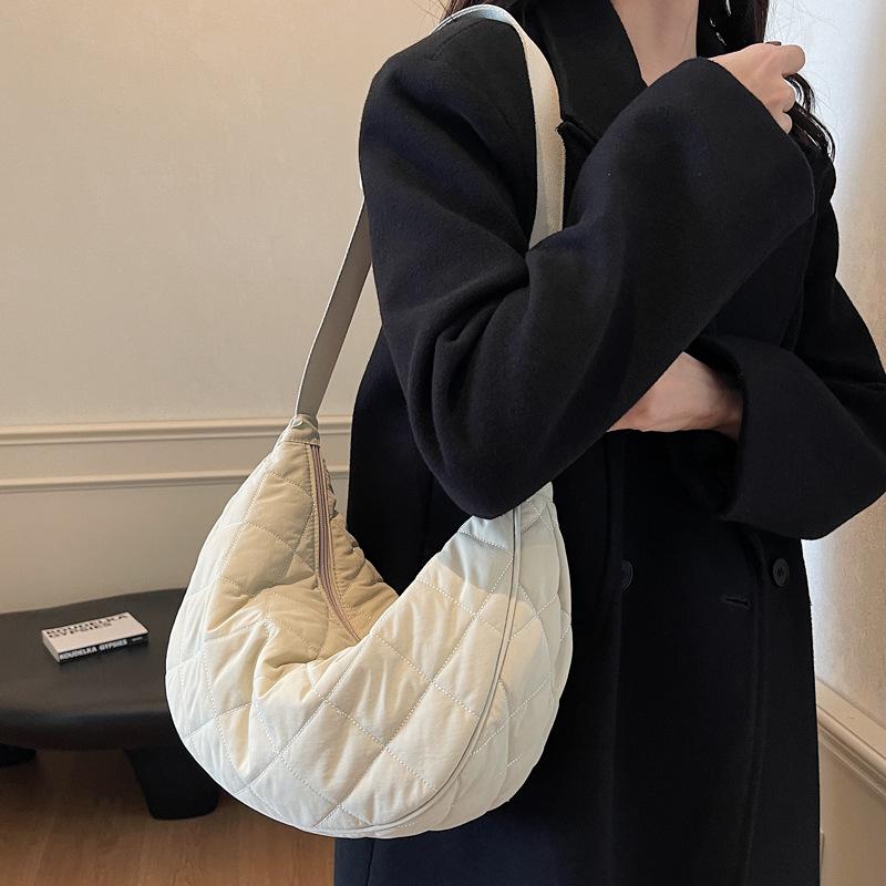 Sports Trend Bag Eenvoudige schoudertas van nylonstof, gewatteerde dumplingtas, casual crossbodytas voor mannen en vrouwen zwart