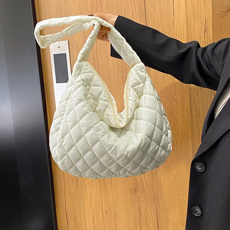 NK39UR Winterdons borduurgaren schoudertas Mode gewatteerde knoedel Crossbody tas met grote capaciteit 38x9x34cm zwart