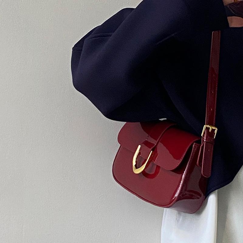 Yogodlns Damesmode Crossbody Tas Rood Vintage Zadel Klein Lakleer Schoudertas Luxe Design Dames Trend Flap Handtassen 24.5x6.5x14.5cm wijnrode kleur