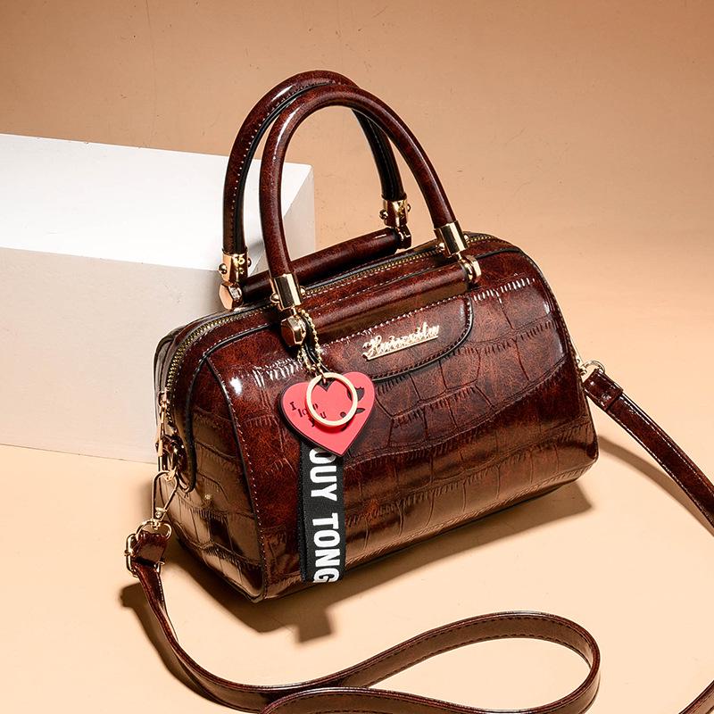 The best future Yogodlns PU lederen crossbodytassen voor dames schoudertas met harthanger bruin
