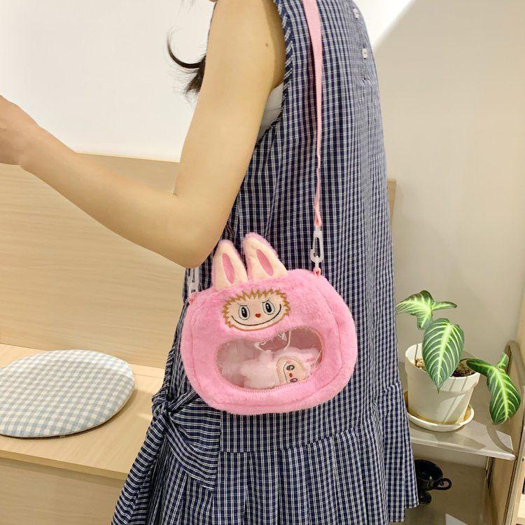 The warm winter labubu's new cartoon plush crossbody bag is a cute and plush birthday gift donkerroze kleur