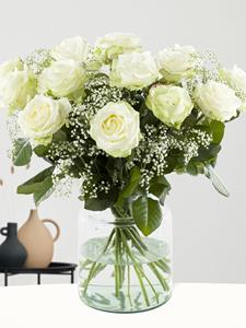 Surprose 15 witte rozen met gipskruid | Rozen online bestellen & versturen | .nl