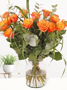 Surprose Oranje rozenboeket met panicum en eucalyptus | Rozen online bestellen & versturen | .nl