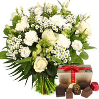 Boeketcadeau Witte bloemen met Leonidas bonbons