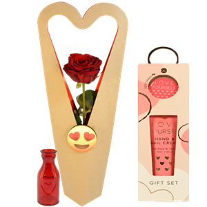 Boeketcadeau Rode roos met rood vaasje in sierlijke hart doos + Hand & Nail creme met sleutelhanger
