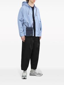 Comme des Garçons Homme logo-appliqué messenger bag - Blauw