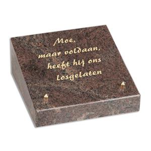Gedenkartikelen Gedenksteen Vierkant: Moe, maar voldaan, heeft hij ons verlaten