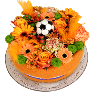 Boeketcadeau Voetbal Bloementaart oranje op een glazen onderbord.