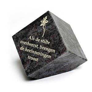 Gedenkartikelen Gedenksteen kubus: Als de stilte overheerst, brengen de herinneringen troost.