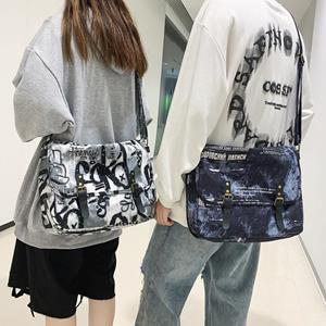 JINBAOSEN BAG Vrouwen Mannen Gepersonaliseerde Graffiti Schoudertas Mode Grote capaciteit Waterdichte Nylon Japanse Harajuku Print Cool Messenger Bag
