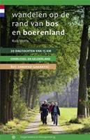 Wandelen op de rand van bos en boerenland