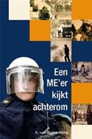 Een me-er kijkt achterom