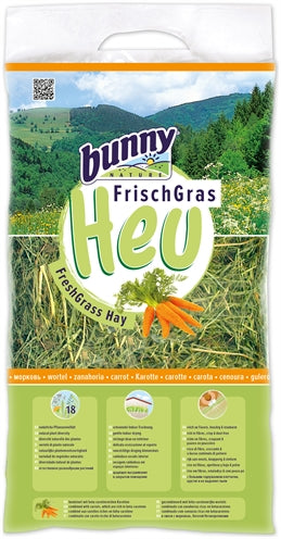 Bunny Nature vers gras hooi met wortel