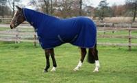 Fleece deken met nekkraag en banden Q-essentials Basic