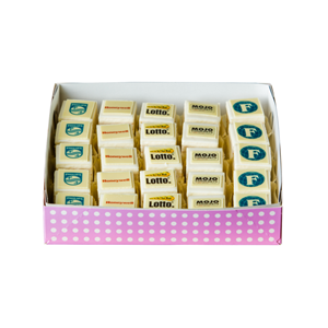 Taarten.nl Petit Fours Wit Actie doos á 25 stuks met gratis logo