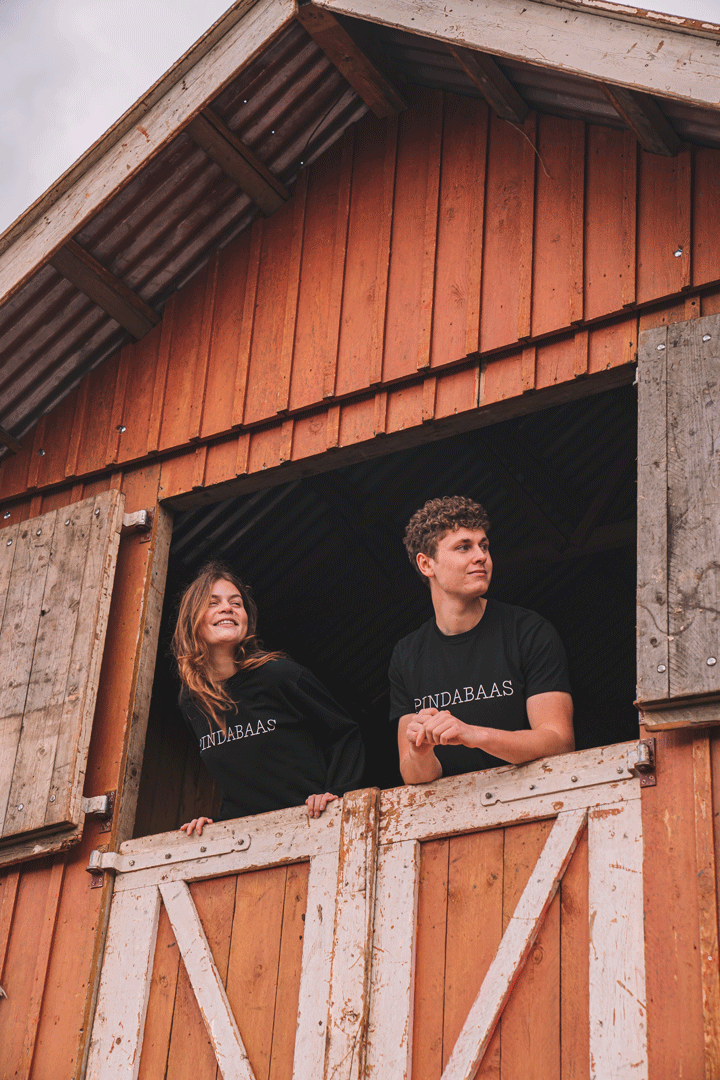 De Pindakaaswinkel Gouden Pinda T-Shirt zwart (vermeld de maat in de opmerkingen)