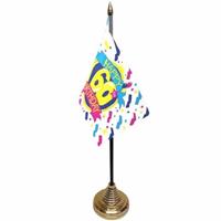 Bellatio 60ste verjaardag tafelvlaggetje 10 x 15 cm met standaard