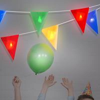 LED-Wimpelkette mit 8 leuchtenden Wimpeln
