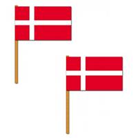 Set van 2x stuks luxe zwaaivlaggen Denemarken 30 x 45 cm - zwaaivlaggen