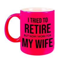 Bellatio I tried to retire but now I work for my wife pensioen mok / beker neon roze afscheidscadeau 330 ml -