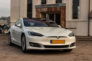 Belevenissen.nl 30 minuten zelf rijden in een Tesla