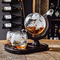 MikaMax Globe Whiskey Decanter Deluxe uxe Uitvoering - Geleverd met een Groot Plateau - 0.9L - Incl. 2 Whiskey Glazen,