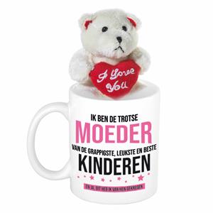 Bellatio Moederdag cadeau Trotse moeder van beker / mok 300 ml met beige knuffelbeertje met love hartje -