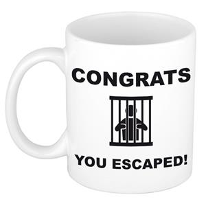 Bellatio Congrats you escaped kado mok / beker wit en zwart - collega afscheidscadeau VUT / pensioen -