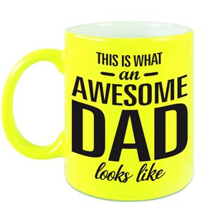 Bellatio Awesome dad cadeau mok / beker neon geel voor Vaderdag 330 ml -