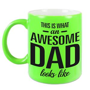 Bellatio Awesome dad cadeau mok / beker neon groen voor Vaderdag 330 ml -