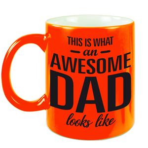 Bellatio Awesome dad cadeau mok / beker neon oranje voor Vaderdag 330 ml -